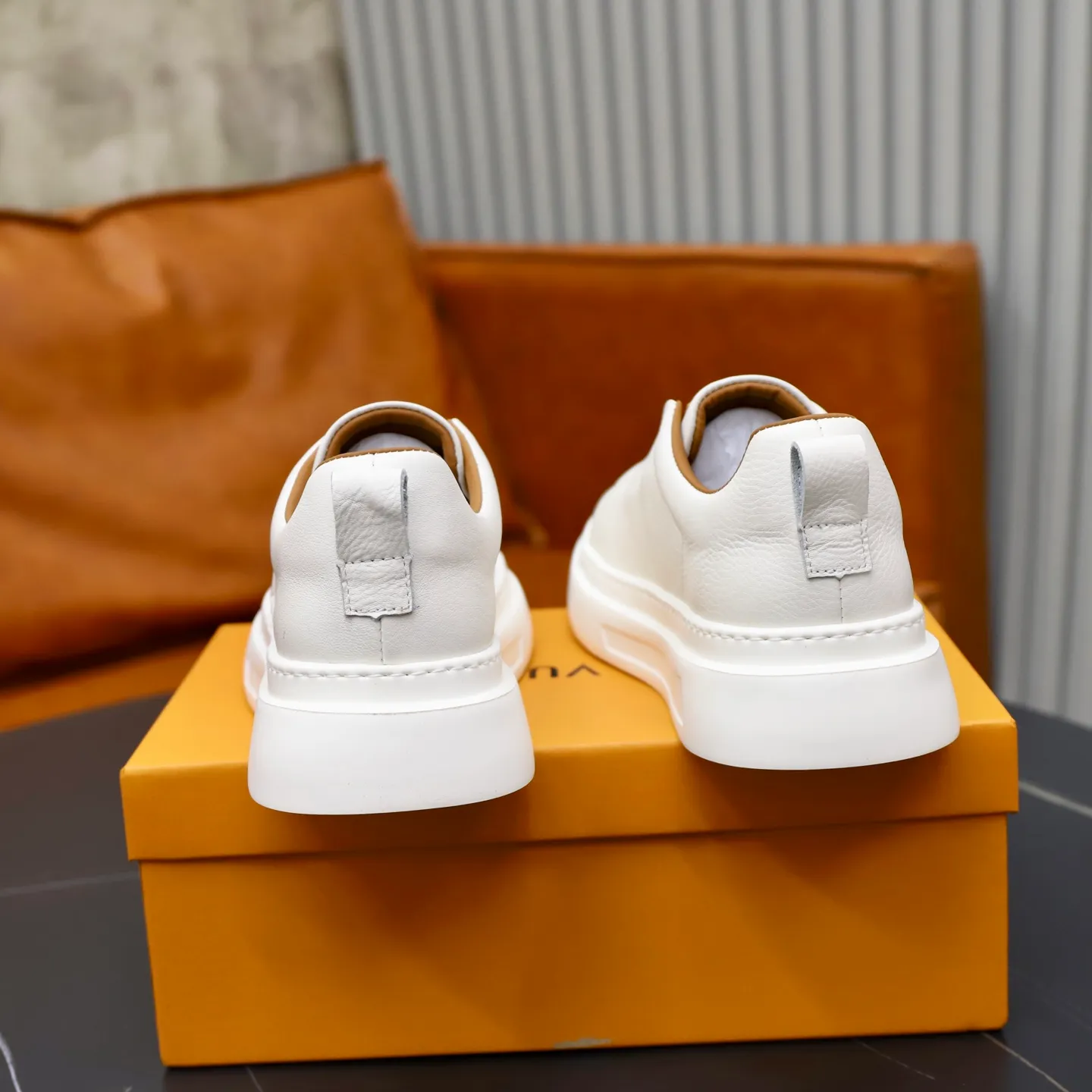 Men's shoes: 480💰🙅‍♂️🙅‍♂️🙅‍♂️ Brand: LV Louis Vuitton Standard code: 38-44 (45 customized) Grade: Same as the official website Material: Original cowhide fabric Comfortable cowhide lining Increased lightness, wear-resistant and soft outsole Style category: Men's fashionable casual shoes Running sneakers Distinguished luxury brand elements Top luxury Color: actual picture color